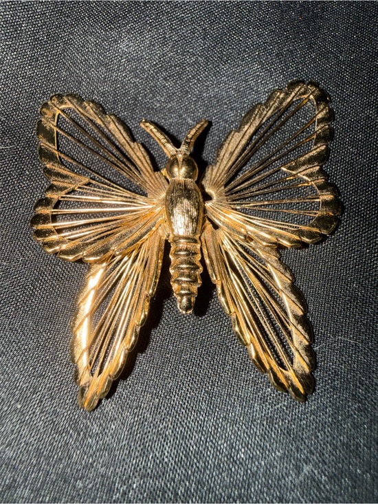 Monet Jewelry - Monet Gold Floral brooch with Radiant Filigree